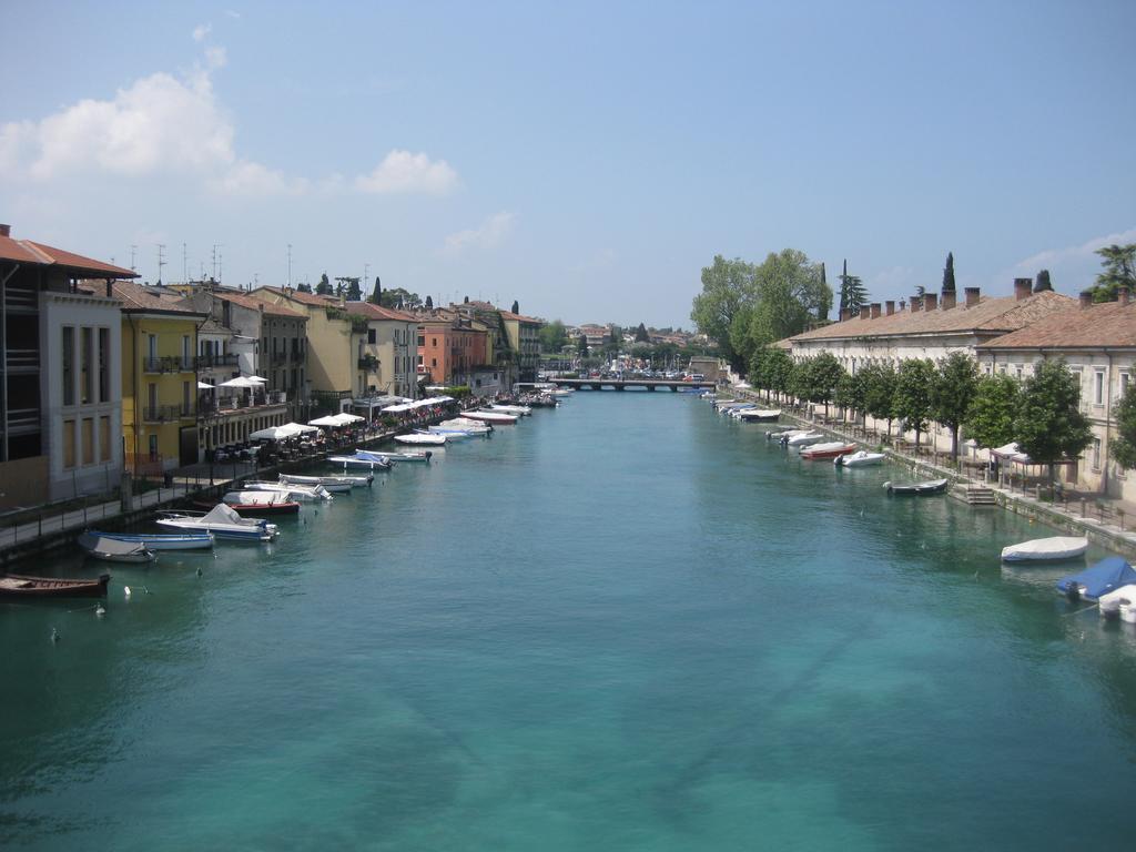 Fiori Sull'Acqua Apartments Πεσκιέρα ντελ Γκάρντα Εξωτερικό φωτογραφία